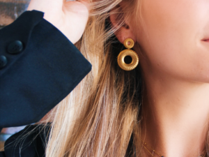 Statement oorbellen met bewerkte brede ringen