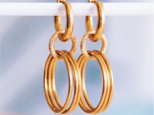 Statement oorbellen met brede oorring met twisted en gladde ringen