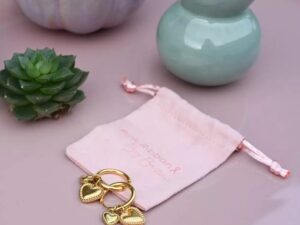 Pink Ribbon creolen met groot en klein hartje by Bazou