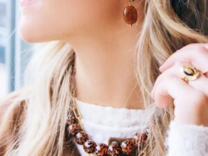 Brede creool met ovale resin bedel - camel