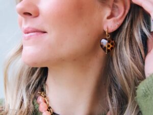 Statement oorbellen brede creool met resin leopard hart