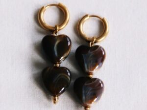 Statement oorbellen creool met 2 resin harten - bruin