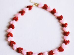 Kralen ketting van hartjes resin - roze/rood